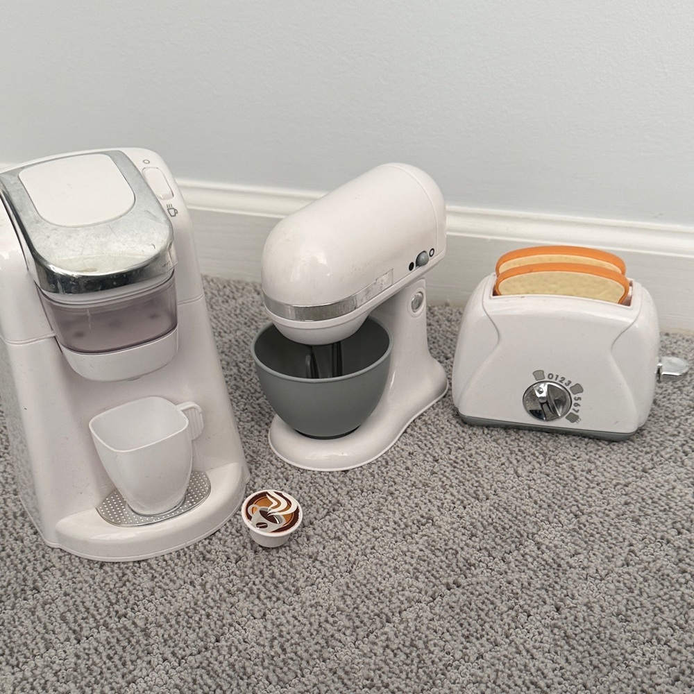 Play go White Kitchen Appliance Set. Toaster, mixer, & coffee maker.Gd cond.$12.